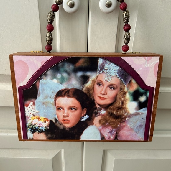 🎀 Vintage Wizard of Oz Cigar Box Purse – Dorothy & Glinda Beaded Handle - Picture 1 of 5